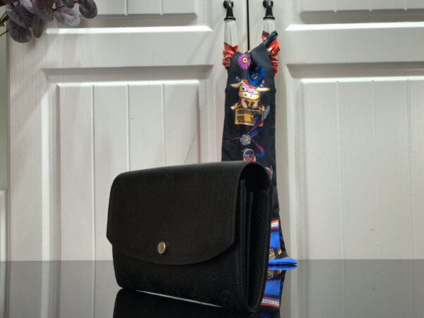 LV Mahina Iris Wallet - Image 6