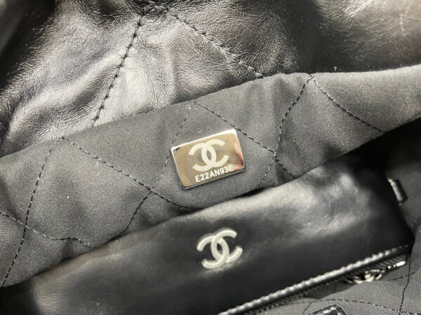 Chanel 22 Small Black Handbag - Image 9