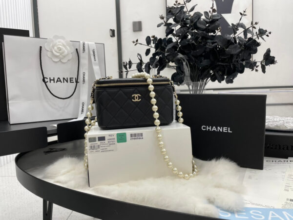 Chanel Small Vanity Case with Chain - Image 4