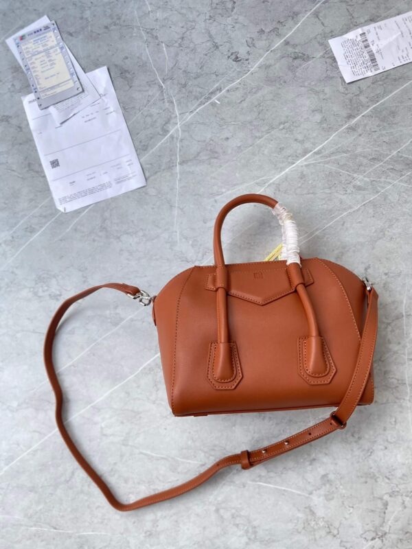 Givenchy Antigona Lock Bag - Image 5