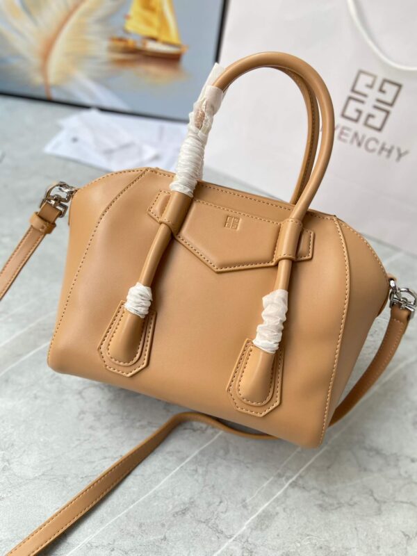 Givenchy Antigona Lock Bag - Image 3