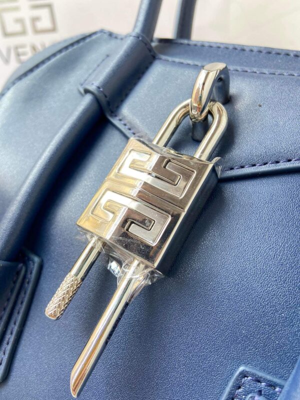 Givenchy Antigona Lock Bag - Image 5