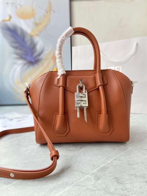 Givenchy Antigona Lock Bag - Image 3