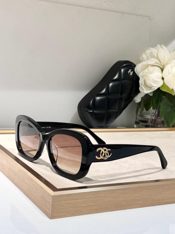 Chanel CC Logo Ladies Sunglasses - Image 3