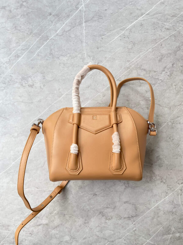 Givenchy Antigona Lock Bag - Image 4