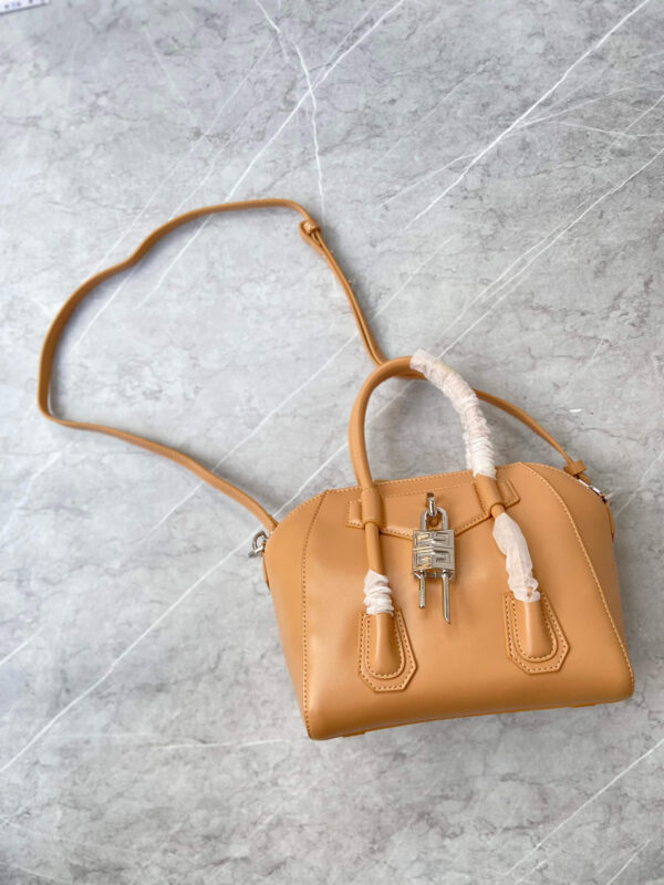 Givenchy Antigona Lock Bag - Image 7