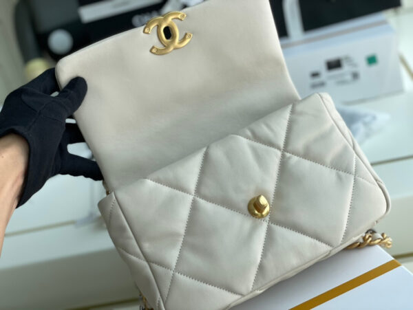 Chanel 19 Bag - Image 7