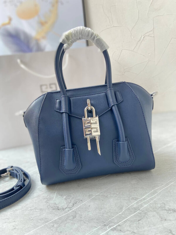 Givenchy Antigona Lock Bag - Image 9