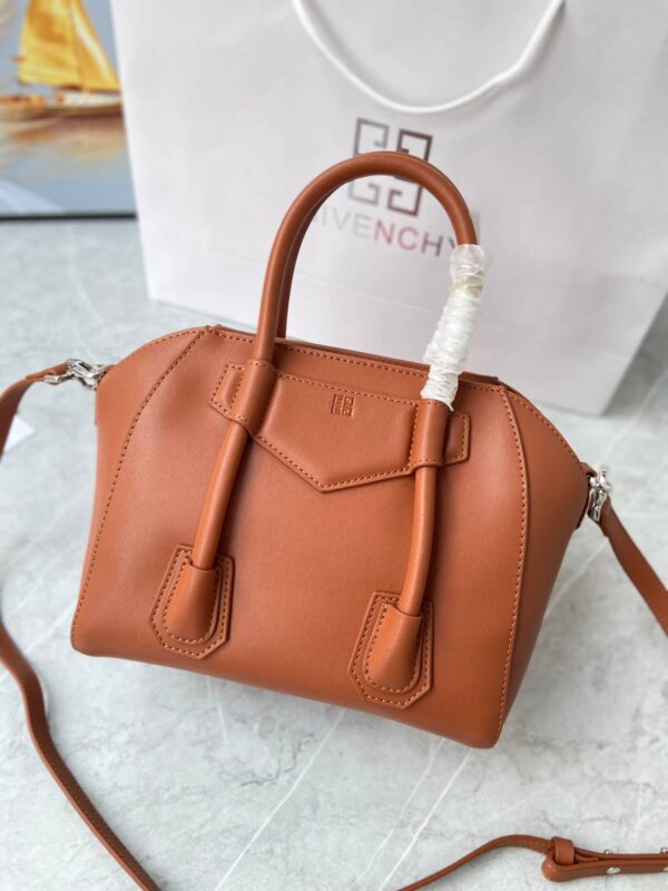 Givenchy Antigona Lock Bag - Image 7