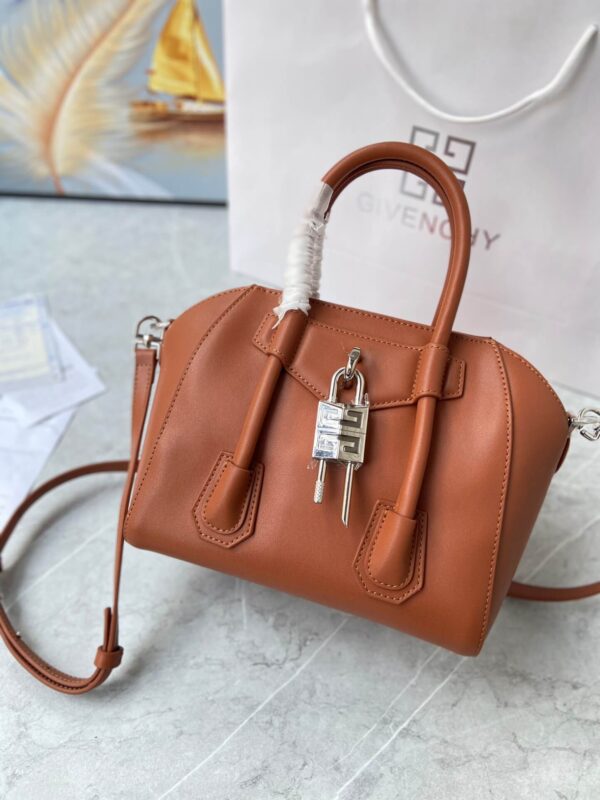 Givenchy Antigona Lock Bag - Image 8