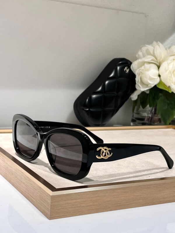 Chanel CC Logo Ladies Sunglasses - Image 8