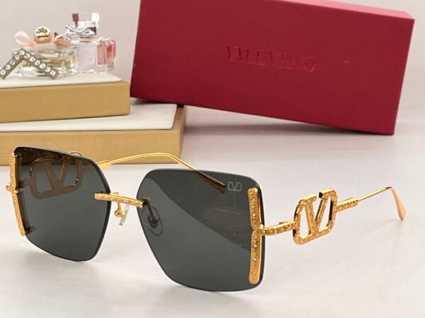Valentino VA5033 Sunglasses - Image 5