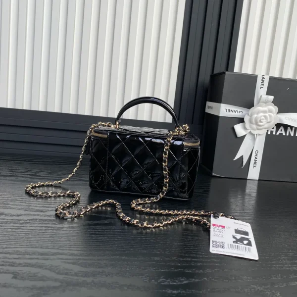 CHANEL Shiny Lambskin Quilted CC Vanity Case Black - Image 4