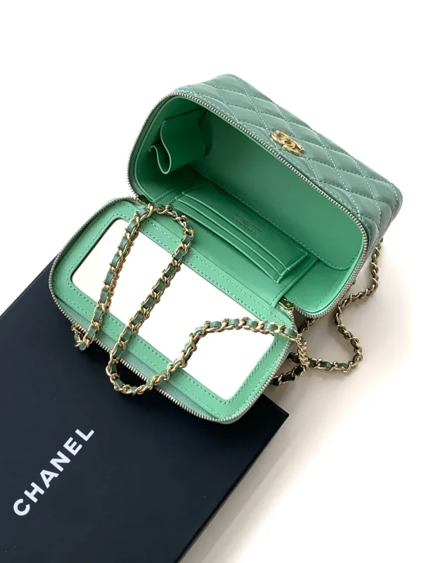 Chanel Pearl Crush Vanity With Chain Green Lambskin Aged Gold Hardware - Image 9