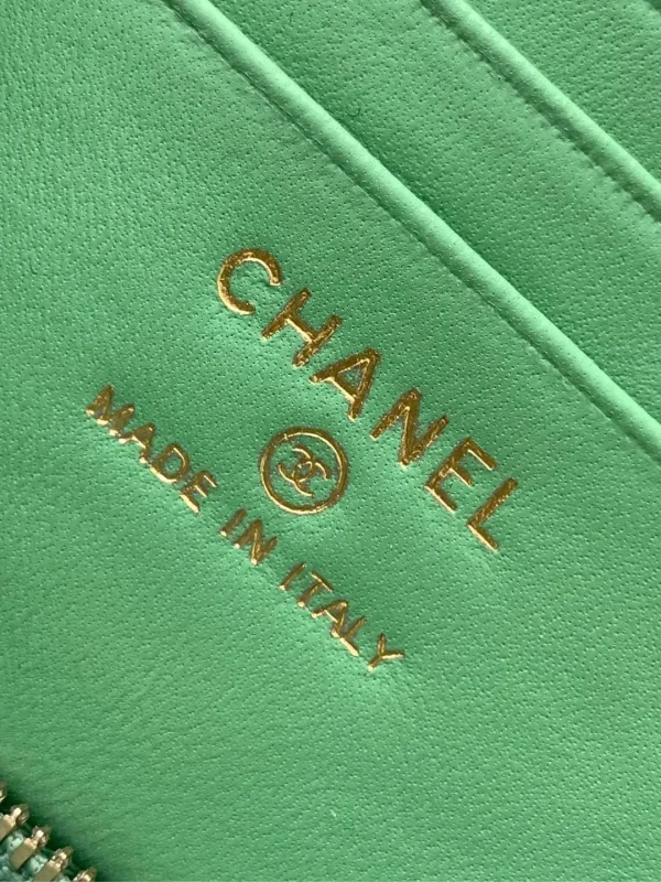 Chanel Pearl Crush Vanity With Chain Green Lambskin Aged Gold Hardware - Image 10