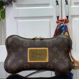 Bone Wearable Wallet Monogram Canvas Bags