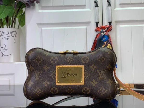 Bone Wearable Wallet Monogram Canvas Bags