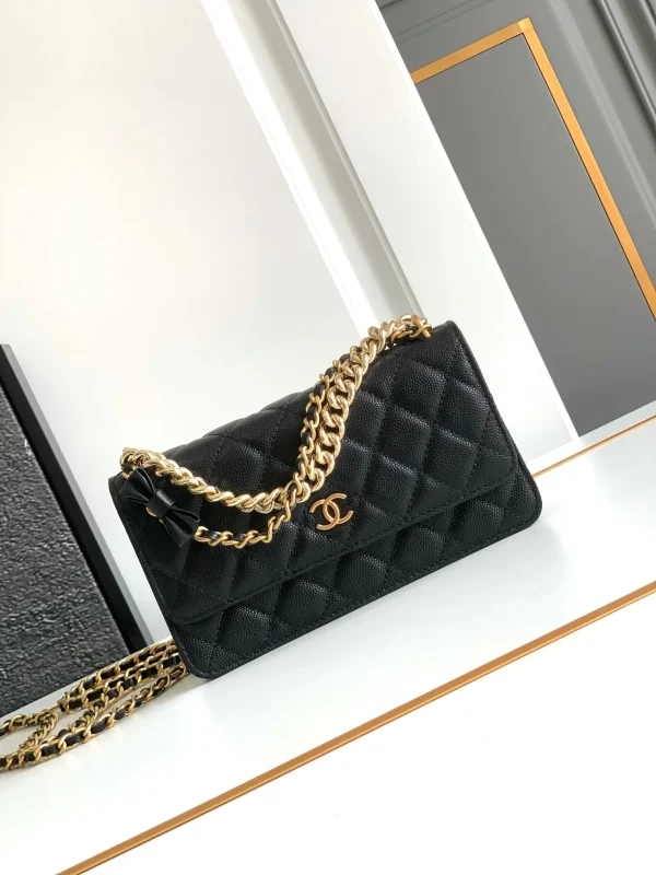 CHANEL Caviar Quilted Chain Link Clutch With Chain Black