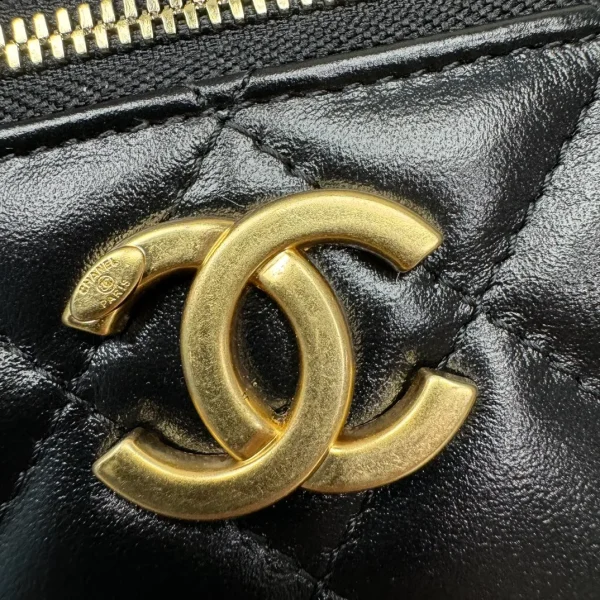 CHANEL Lambskin Enamel Quilted Logo Small Vanity Case With Chain Black - Image 6