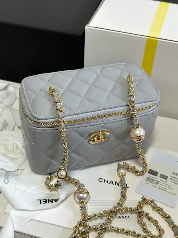 CHANEL Lambskin Quilted Small Pearl Crush Vanity Case With Chain Grey - Image 4