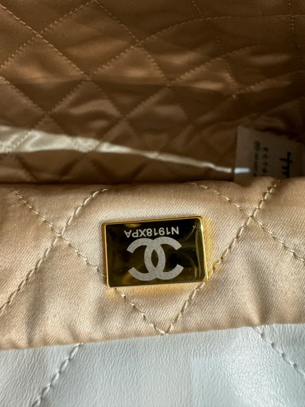 CHANEL Matelasse 22 Mini Chain Shoulder Bag Calfskin White - Image 9
