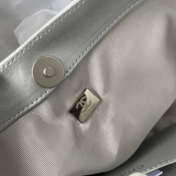 CHANEL Metallic Lambskin Chain Rows Quilted Chain Hobo Silver - Image 2