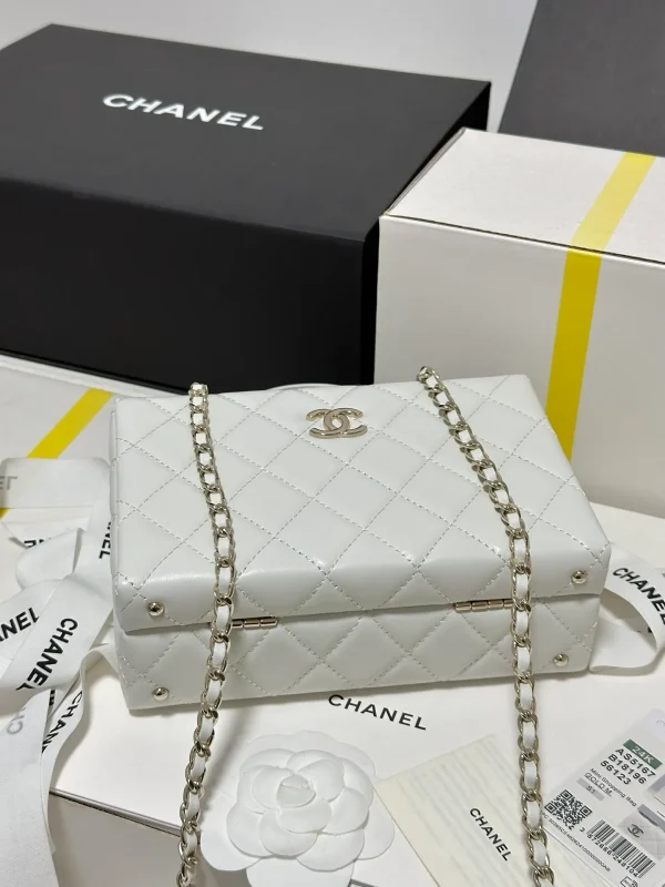 Chanel 22s Vanity White Caviar Gold Hardware - Image 11