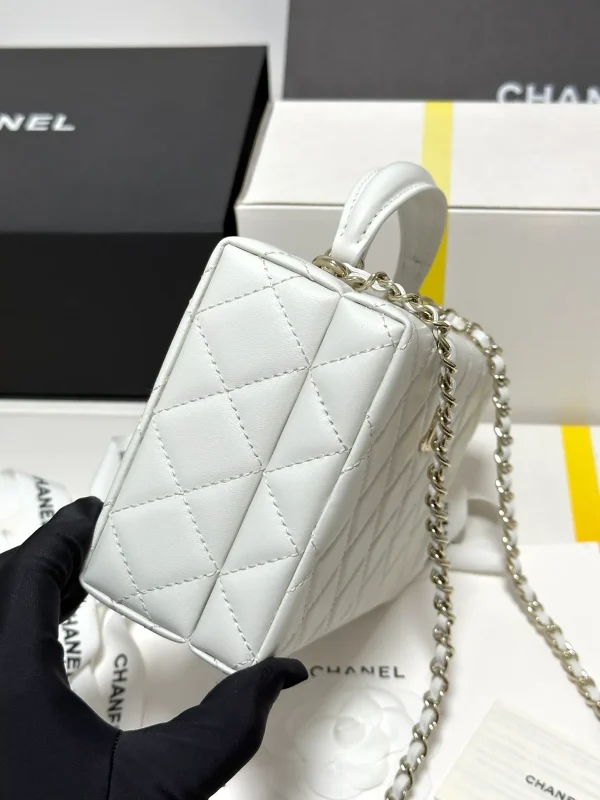 Chanel 22s Vanity White Caviar Gold Hardware - Image 8