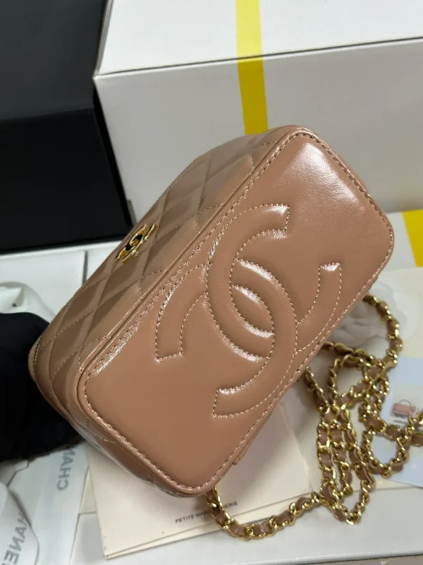 Chanel 22k Vanity Case, Luxury, Bags & Wallets on Carousell - Image 9