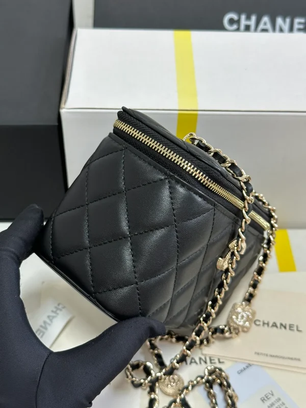 Chanel 22s Vanity White Caviar Gold Hardware - Image 5