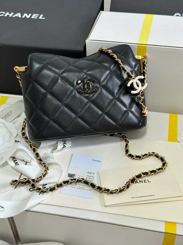Chanel 23A Hobo Shoulder bag in Black - Image 3