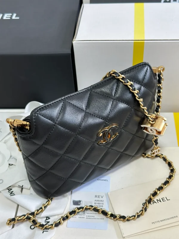 Chanel 23A Hobo Shoulder bag in Black - Image 5