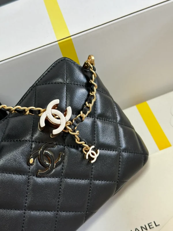 Chanel 23A Hobo Shoulder bag in Black - Image 6