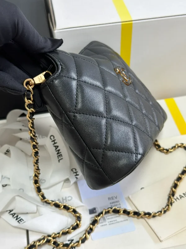 Chanel 23A Hobo Shoulder bag in Black - Image 7
