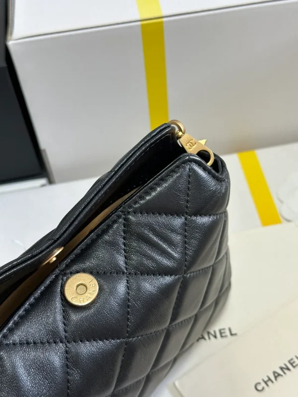 Chanel 23A Hobo Shoulder bag in Black - Image 9
