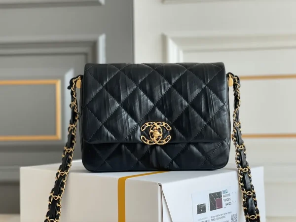 Chanel Black Quilted Leather CC Chain Link 19 Flap Bag Chanel