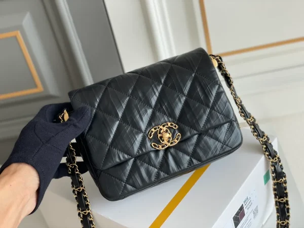 Chanel Black Quilted Leather CC Chain Link 19 Flap Bag Chanel - Image 5