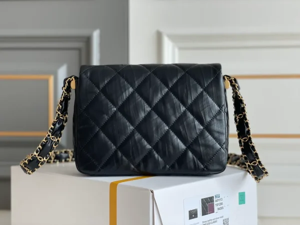 Chanel Black Quilted Leather CC Chain Link 19 Flap Bag Chanel - Image 6