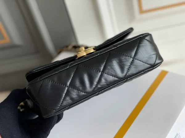 Chanel Black Quilted Leather CC Chain Link 19 Flap Bag Chanel - Image 7
