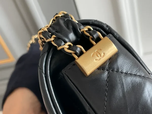 Chanel Black Quilted Leather CC Chain Link 19 Flap Bag Chanel - Image 9