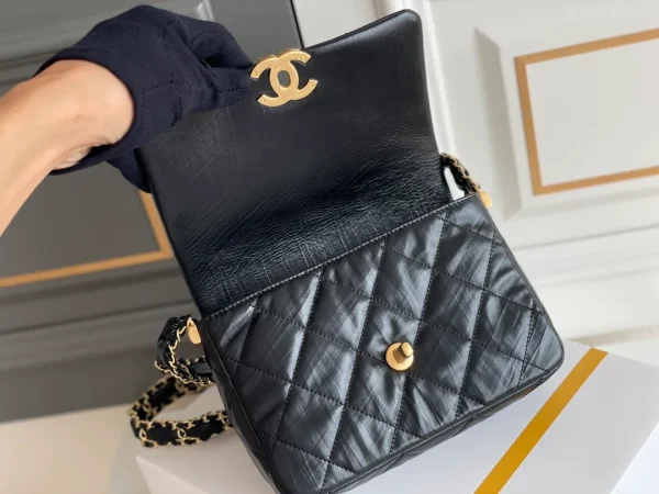 Chanel Black Quilted Leather CC Chain Link 19 Flap Bag Chanel - Image 10