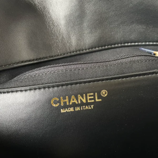 Chanel Black Small Quilted Calfskin Chain Hobo Flap Chanel - Image 2
