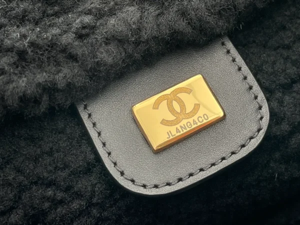 Chanel Chanel 22 Large Shearing Aged Lambskin Chain Shoulder Bag Black Gold Meta - Image 2