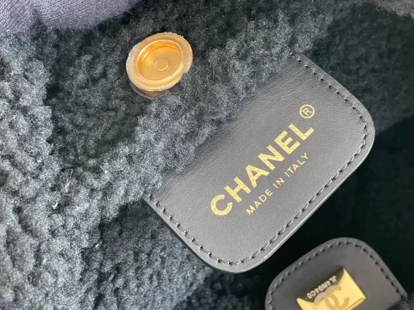 Chanel Chanel 22 Large Shearing Aged Lambskin Chain Shoulder Bag Black Gold Meta - Image 10