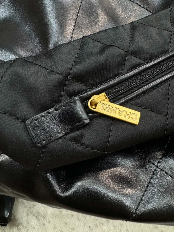 Chanel Chanel 22 Small shiny calfskin Chain Shoulder Bag - Image 2