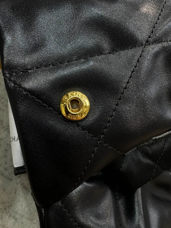 Chanel Chanel 22 Small shiny calfskin Chain Shoulder Bag - Image 2