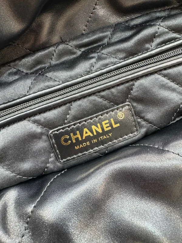 Chanel Chanel 22 Small shiny calfskin Chain Shoulder Bag - Image 3