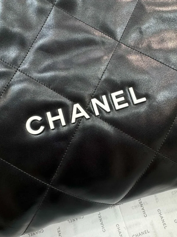 Chanel Chanel 22 Small shiny calfskin Chain Shoulder Bag - Image 5