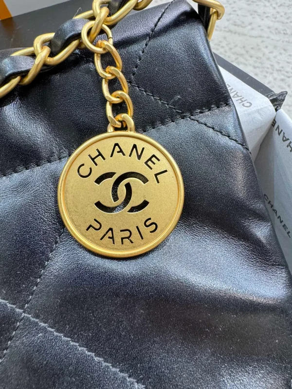 Chanel Chanel 22 Small shiny calfskin Chain Shoulder Bag - Image 6