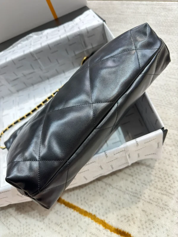 Chanel Chanel 22 Small shiny calfskin Chain Shoulder Bag - Image 7